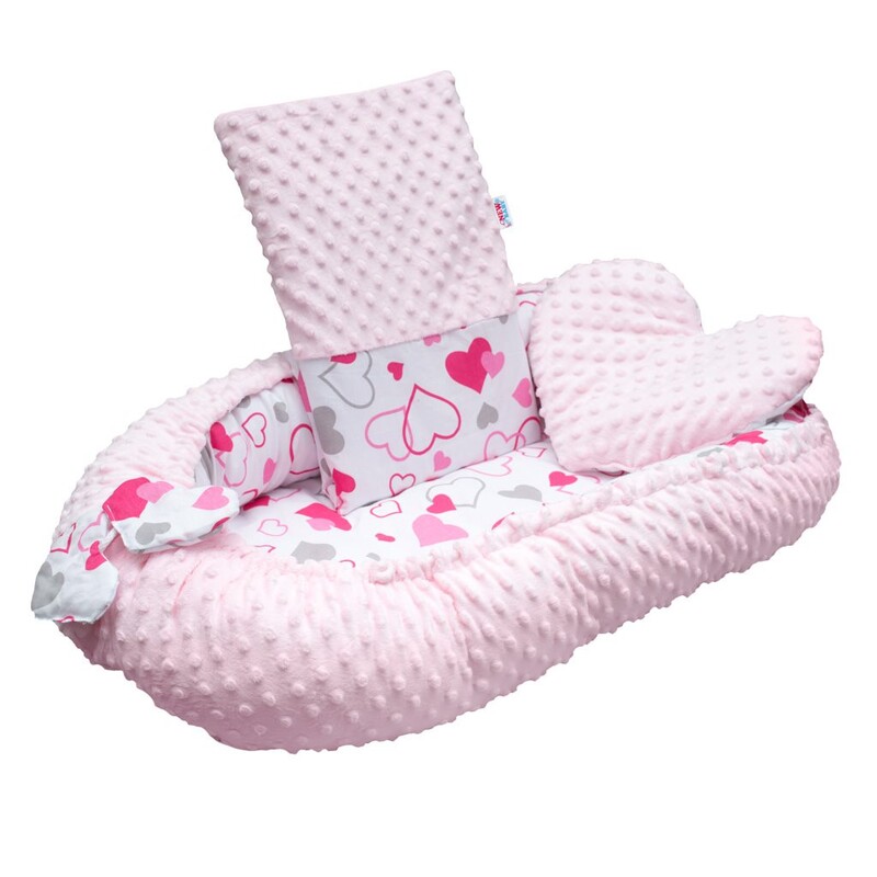 NEW BABY - Luxus babafészek párnával és paplannal Minkyből rózsaszín szívecskék